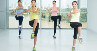 Luyện tập các môn thể thao như đi bộ, tập aerobic với cường độ vừa phải có thể giúp ổn định huyết áp ở mọi lứa tuổi