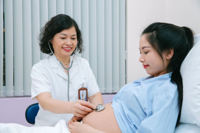 Kiểm tra và thăm khám định kỳ theo đúng lịch hẹn của bác sĩ khi mang thai