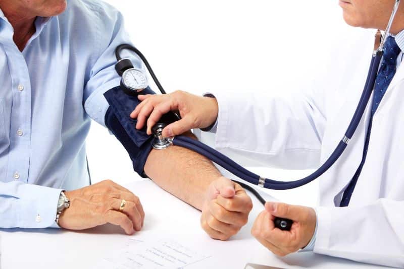 Các bệnh về huyết áp là một trong những nguyên nhân ù tai kéo dài