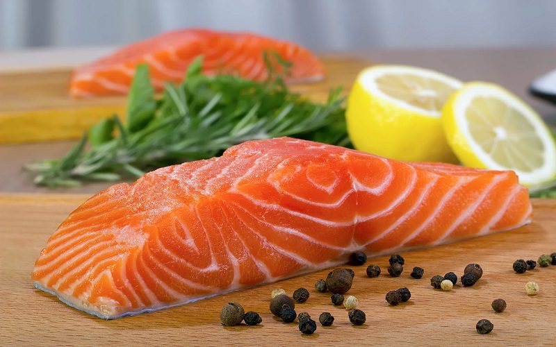 Cá hồi có hàm lượng omega - 3 dồi dào tốt cho sức khỏe 