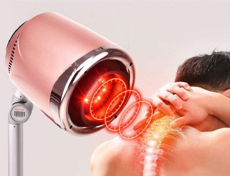Dùng đèn hồng ngoại là giải pháp được ứng dụng để hỗ trợ điều trị xương khớp
